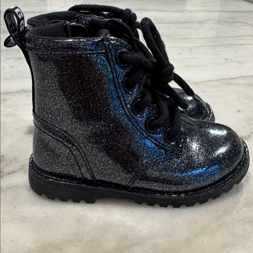 UGG - Picture 2 of 7